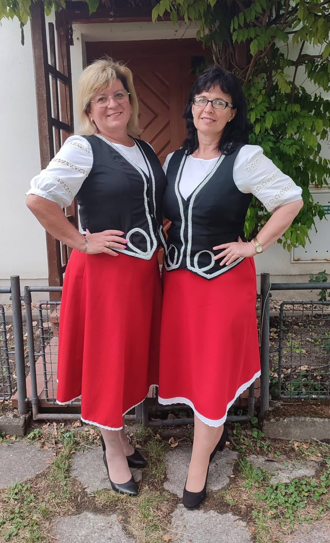 Kachyňová Štěpánka (vlevo) a Janotová Alena (vpravo) - zpěvy